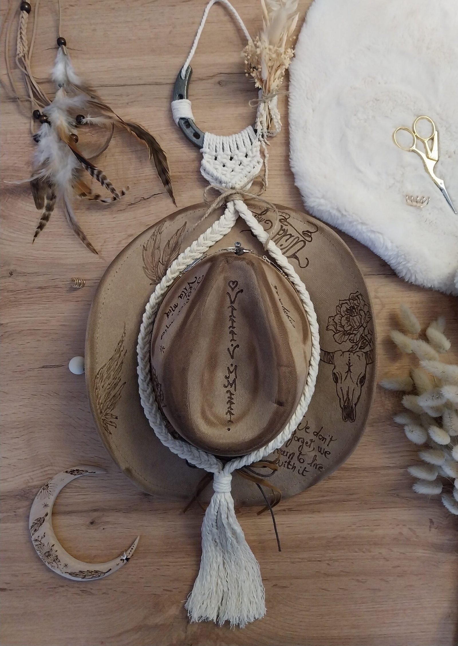 support fer à cheval pour chapeau