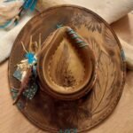 chapeau brule, gravé à la main