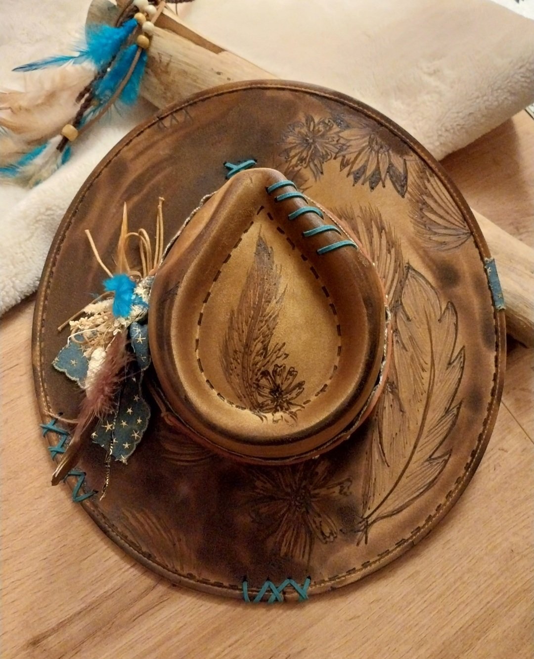 chapeau brule, gravé à la main